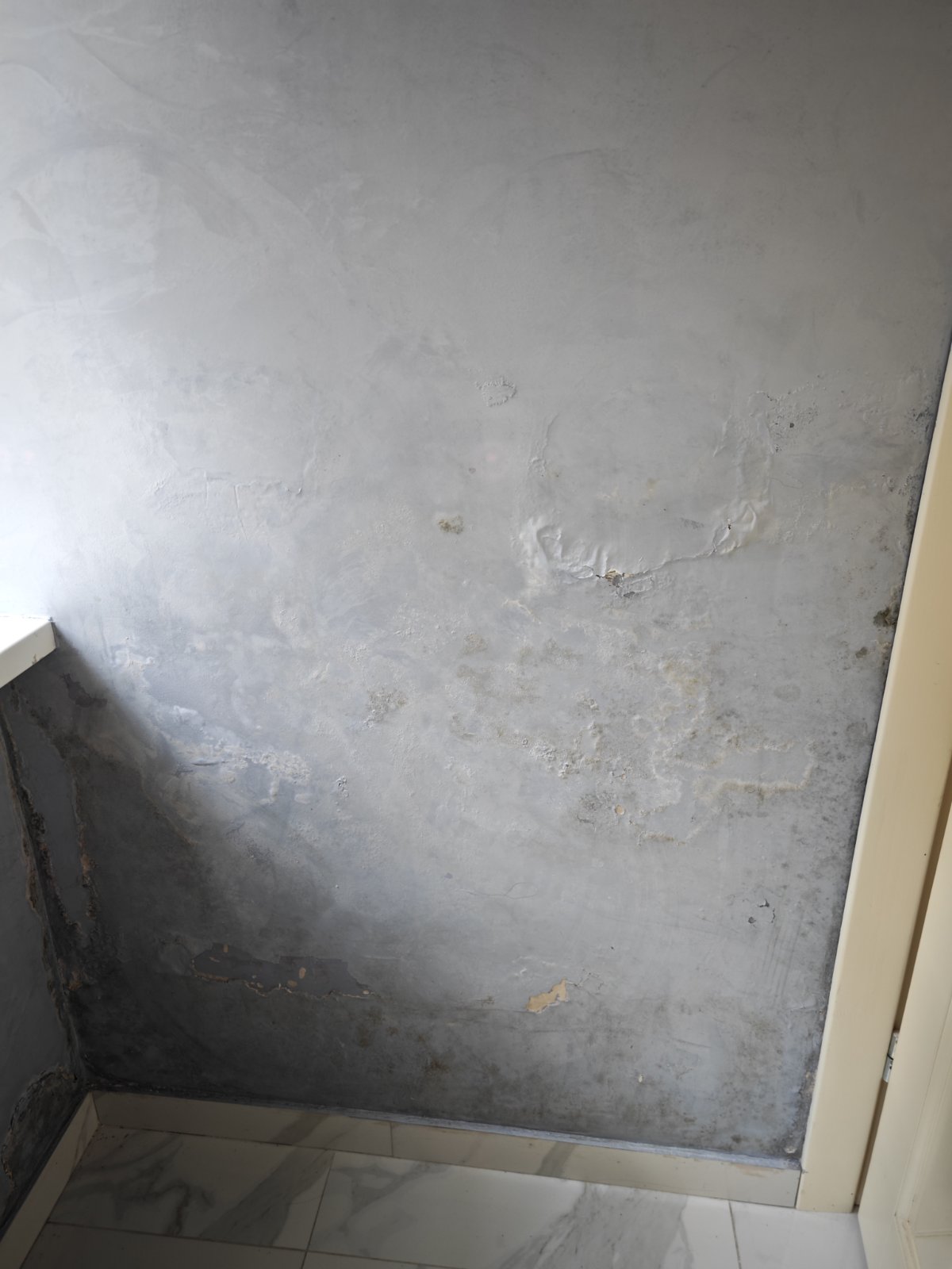 Витік води за душовим змішувачем