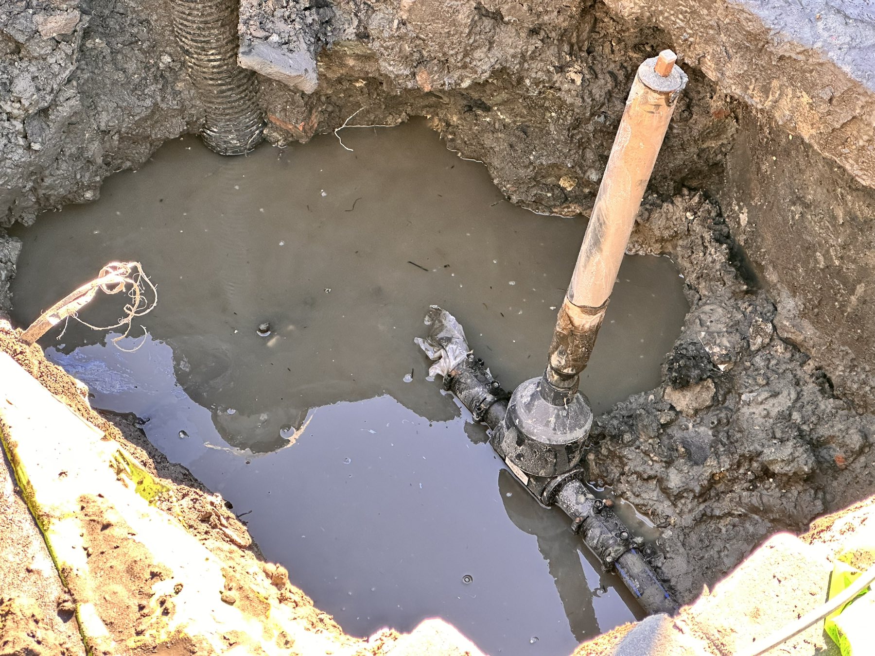 Витік води під землею. 