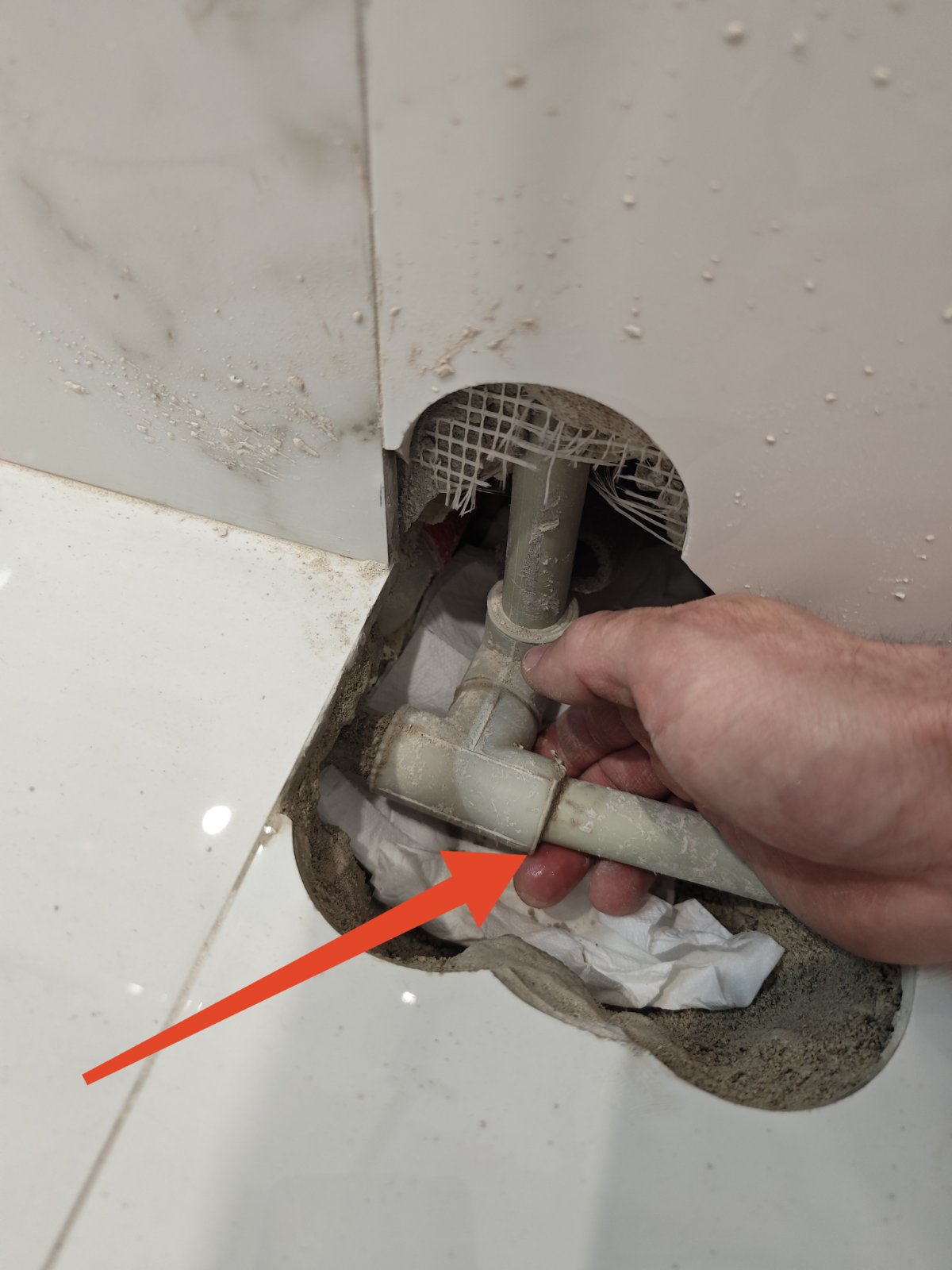 Пошук прихованих витоків води (Виявлення протікань в трубах)