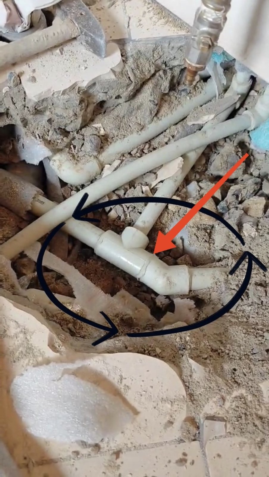 Прихований витік води під душовим піддоном.